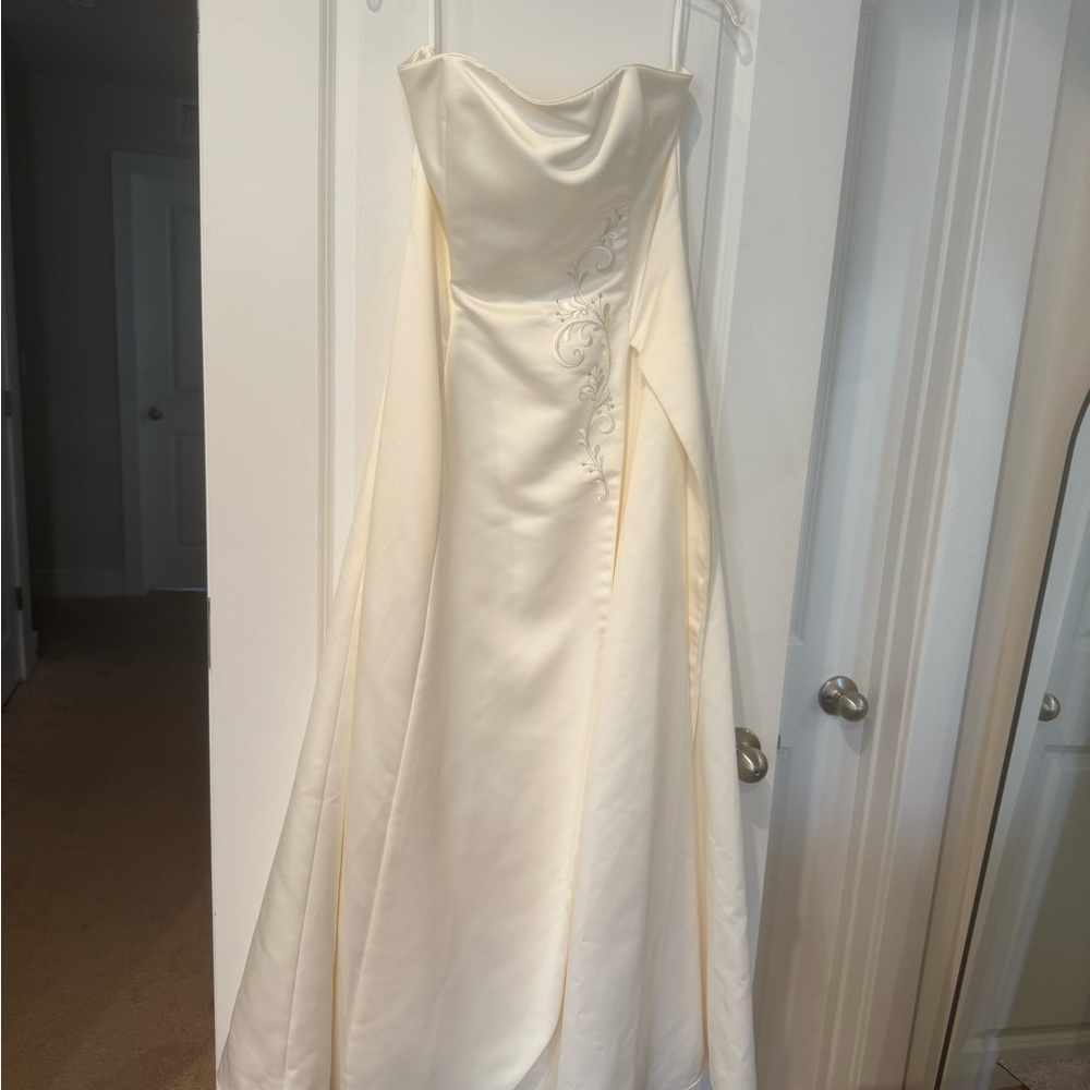 Elegant Scott McClintock Cream Strapless Bridal Gown with Embroidery - Size 14